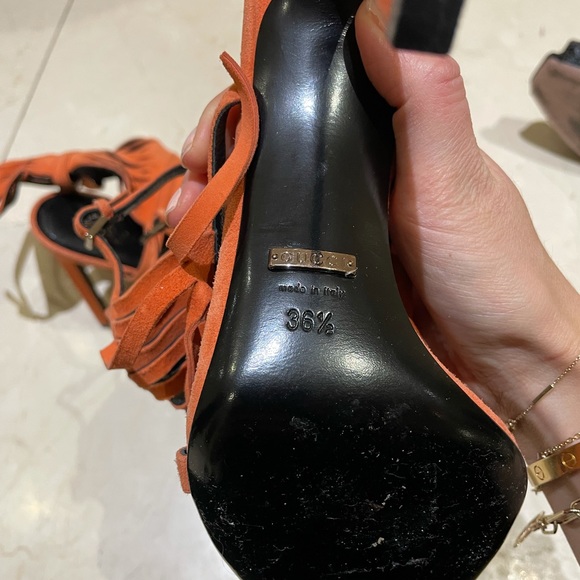 Never worn Gucci heels. Super cool with jeans or a dress. Love these! - Picture 4 of 4